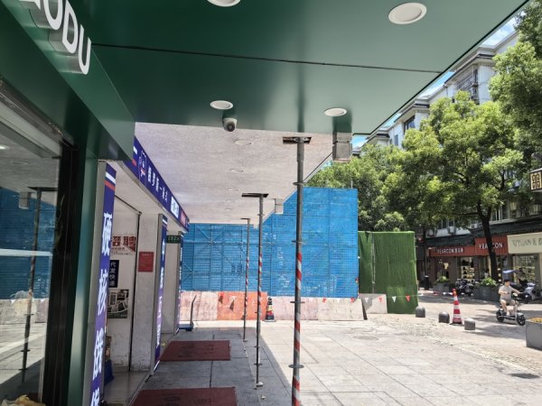 展鹏配资 框架锈迹斑斑，外壳不时脱落！7年前装的统一店招谁来修？都说“不归我管”