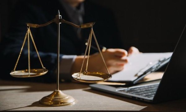 沪深配 退休教师犯强奸罪获刑8年, 被起诉退还多领取的养老金4.3万